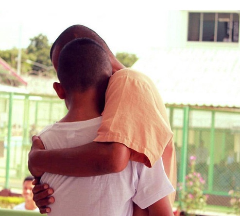 Tình cờ gặp con trai trong hoàn cảnh đáng xấu hổ, ông bố vội quay mặt đi nhưng phản ứng bất ngờ của con khiến tất cả lặng người-2