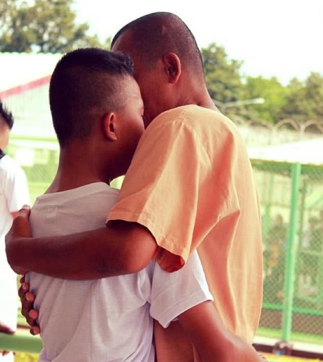 Tình cờ gặp con trai trong hoàn cảnh đáng xấu hổ, ông bố vội quay mặt đi nhưng phản ứng bất ngờ của con khiến tất cả lặng người-3