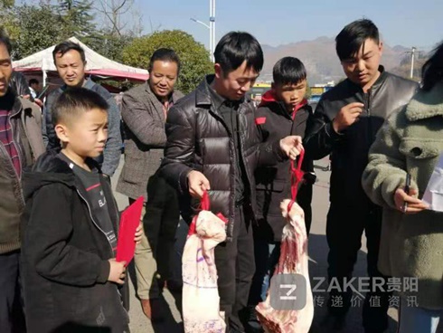 Đi học mẫu giáo có bài tập vẽ cá, cậu bé cùng ông nội làm ra tác phẩm bằng cách bá đạo khiến cô giáo trầm trồ-4