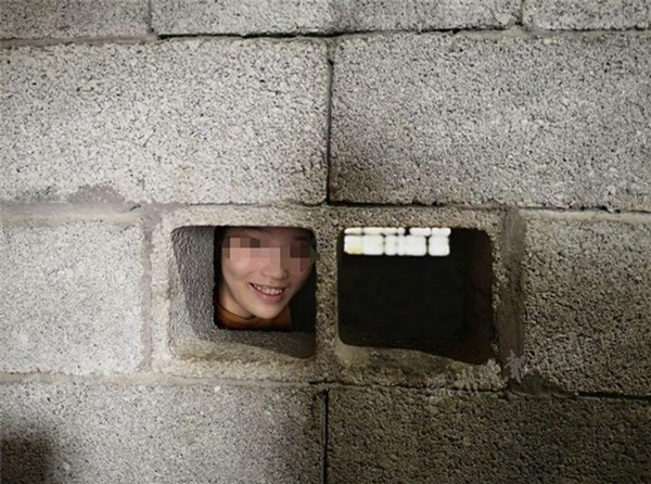 Thiếu nữ xinh xắn bị gia đình nhốt trong phòng hơn 10 năm, biết lý do ai cũng đau lòng-1