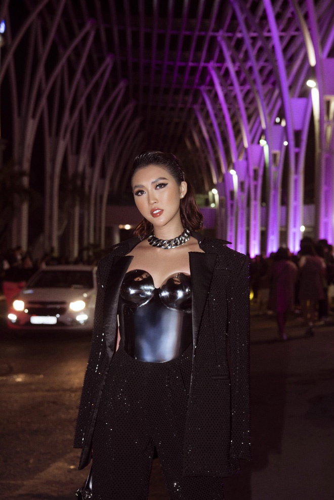 Hoa hậu Tường Linh mặc áo đúc bằng kim loại, nặng 3kg đi sự kiện-1