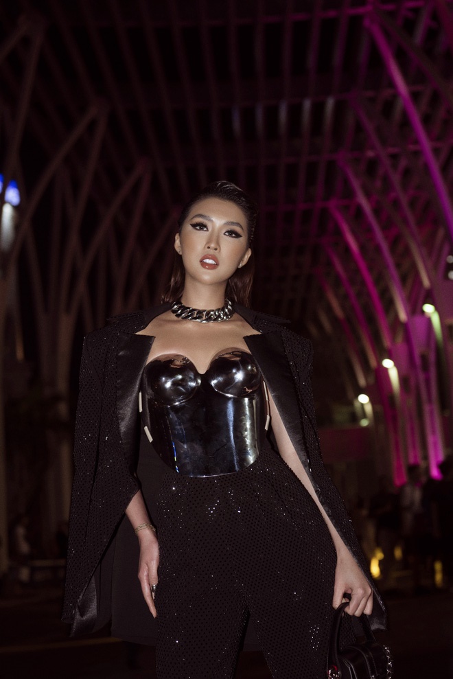 Hoa hậu Tường Linh mặc áo đúc bằng kim loại, nặng 3kg đi sự kiện-2