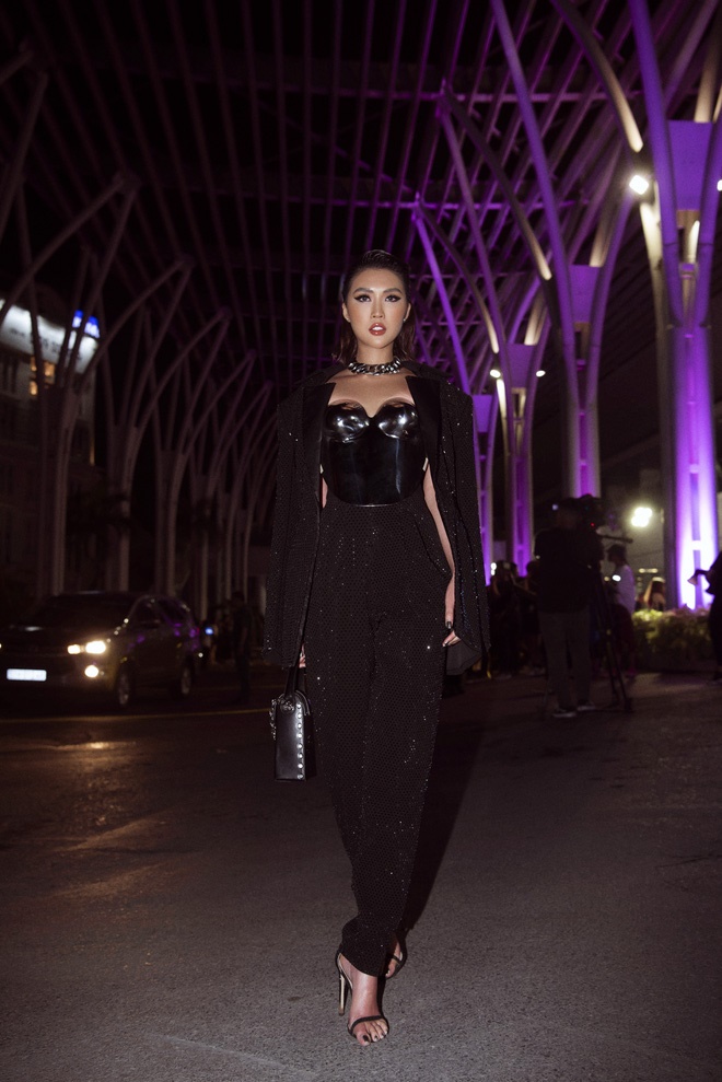 Hoa hậu Tường Linh mặc áo đúc bằng kim loại, nặng 3kg đi sự kiện-3
