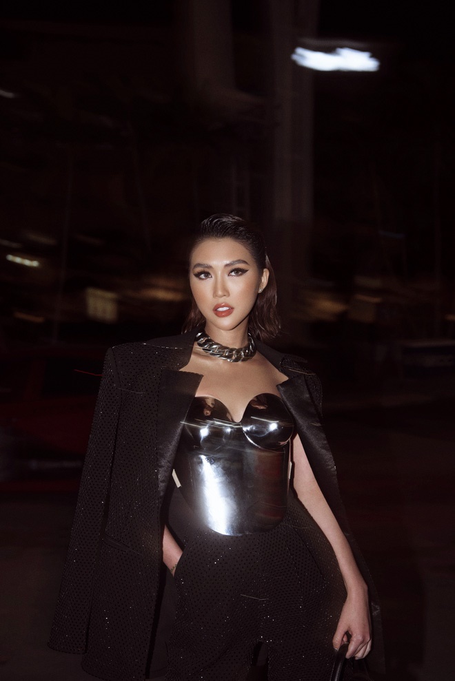 Hoa hậu Tường Linh mặc áo đúc bằng kim loại, nặng 3kg đi sự kiện-4