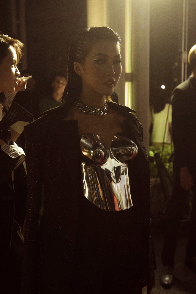 Hoa hậu Tường Linh mặc áo đúc bằng kim loại, nặng 3kg đi sự kiện-5