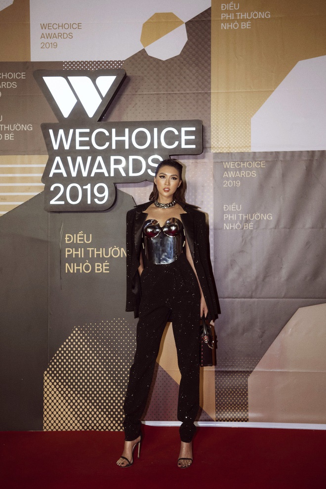Hoa hậu Tường Linh mặc áo đúc bằng kim loại, nặng 3kg đi sự kiện-6