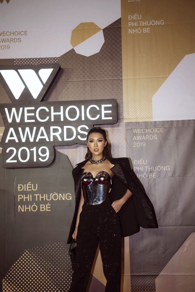 Hoa hậu Tường Linh mặc áo đúc bằng kim loại, nặng 3kg đi sự kiện-7