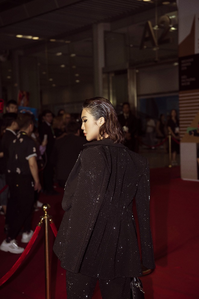 Hoa hậu Tường Linh mặc áo đúc bằng kim loại, nặng 3kg đi sự kiện-8