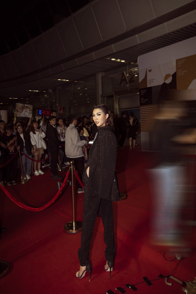 Hoa hậu Tường Linh mặc áo đúc bằng kim loại, nặng 3kg đi sự kiện-9