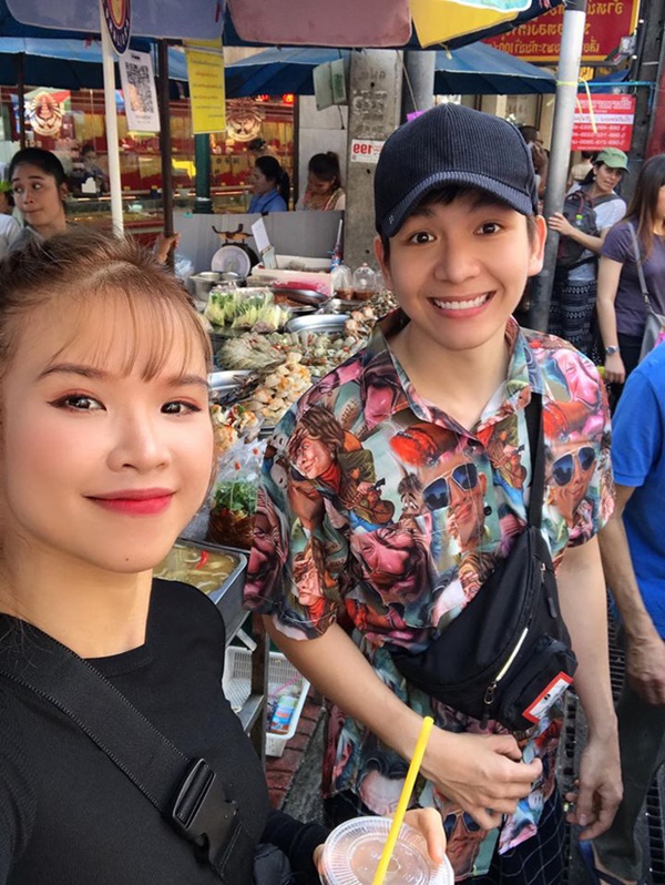 Sang Thái Lan dịp sinh nhật, Khởi My được Kelvin Khánh tặng bánh kem” là một… cục sườn to bự: Đến xỉu với độ lầy của hai vợ chồng này!-1