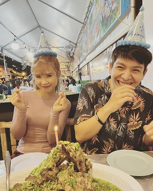 Sang Thái Lan dịp sinh nhật, Khởi My được Kelvin Khánh tặng bánh kem” là một… cục sườn to bự: Đến xỉu với độ lầy của hai vợ chồng này!-2
