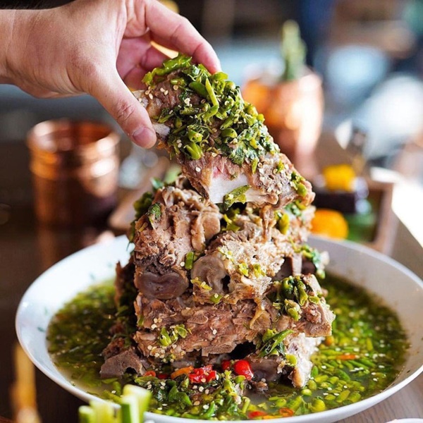 Sang Thái Lan dịp sinh nhật, Khởi My được Kelvin Khánh tặng bánh kem” là một… cục sườn to bự: Đến xỉu với độ lầy của hai vợ chồng này!-4