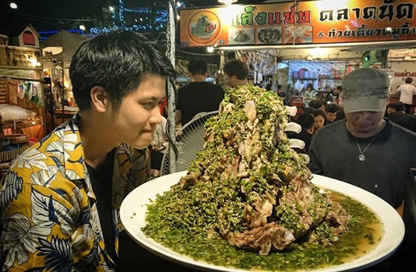 Sang Thái Lan dịp sinh nhật, Khởi My được Kelvin Khánh tặng bánh kem” là một… cục sườn to bự: Đến xỉu với độ lầy của hai vợ chồng này!-5