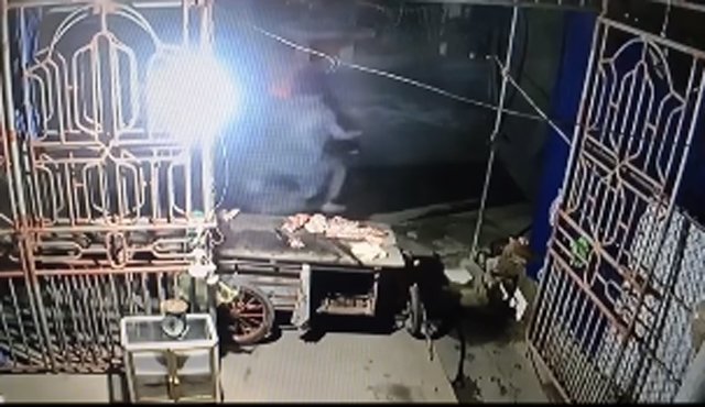 Sửng sốt khi thấy tên trộm ngang nhiên ăn cắp tảng thịt lợn, biết giá thật ai cũng ngỡ ngàng-2