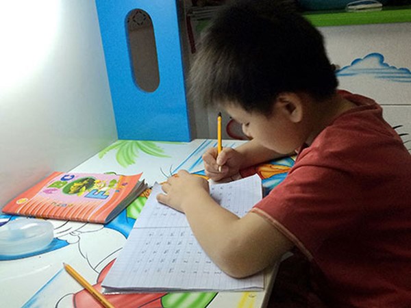 Kể tội chị gái đanh đá, không cho mượn tẩy nhưng cậu bé lớp 2 khiến ai nấy ngỡ ngàng vì màn đảo ngược tình thế ở phút chót-3