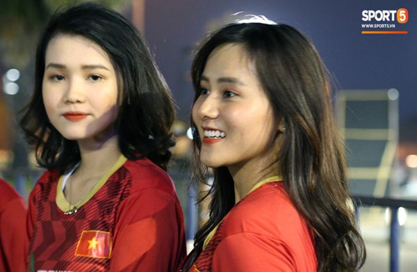 Fan nữ khoe sắc trên khán đài, tiếp lửa trận cầu sinh tử U23 Việt Nam gặp U23 Jordan-1