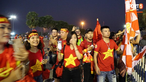 Fan nữ khoe sắc trên khán đài, tiếp lửa trận cầu sinh tử U23 Việt Nam gặp U23 Jordan-4