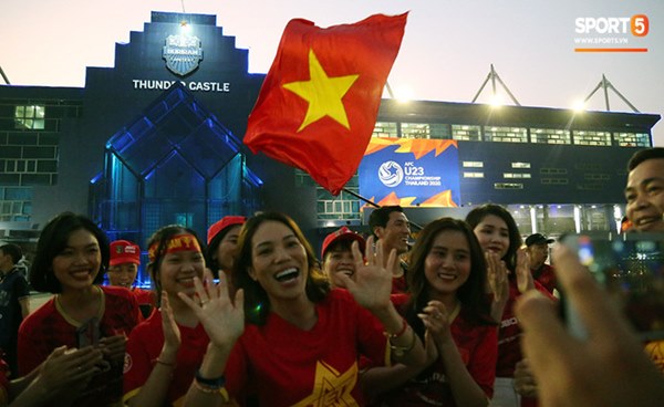 Fan nữ khoe sắc trên khán đài, tiếp lửa trận cầu sinh tử U23 Việt Nam gặp U23 Jordan-7