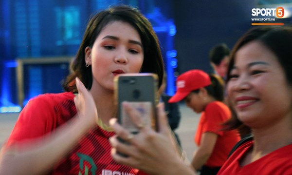 Fan nữ khoe sắc trên khán đài, tiếp lửa trận cầu sinh tử U23 Việt Nam gặp U23 Jordan-9