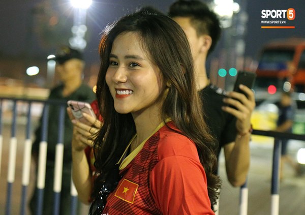 Fan nữ khoe sắc trên khán đài, tiếp lửa trận cầu sinh tử U23 Việt Nam gặp U23 Jordan-10