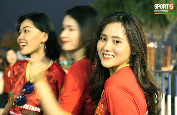 Fan nữ khoe sắc trên khán đài, tiếp lửa trận cầu sinh tử U23 Việt Nam gặp U23 Jordan-11