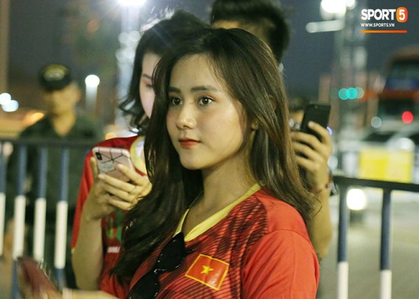 Fan nữ khoe sắc trên khán đài, tiếp lửa trận cầu sinh tử U23 Việt Nam gặp U23 Jordan-13