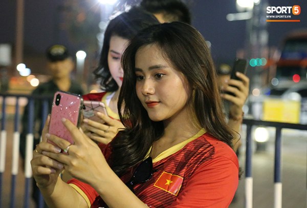 Fan nữ khoe sắc trên khán đài, tiếp lửa trận cầu sinh tử U23 Việt Nam gặp U23 Jordan-14