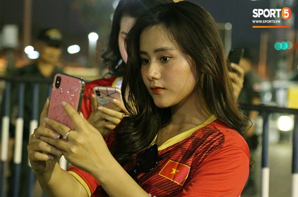 Fan nữ khoe sắc trên khán đài, tiếp lửa trận cầu sinh tử U23 Việt Nam gặp U23 Jordan-15