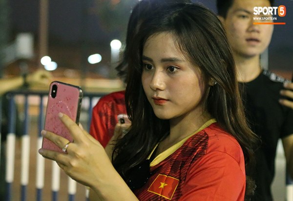 Fan nữ khoe sắc trên khán đài, tiếp lửa trận cầu sinh tử U23 Việt Nam gặp U23 Jordan-16