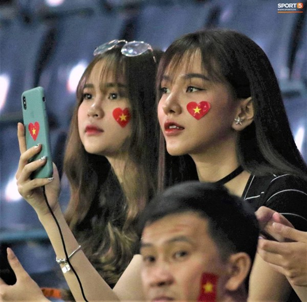 Bạn gái Hoàng Đức chiếm spotlight với góc nghiêng thần thánh khi sang Thái Lan cổ vũ U23 Việt Nam đấu U23 Jordan-2