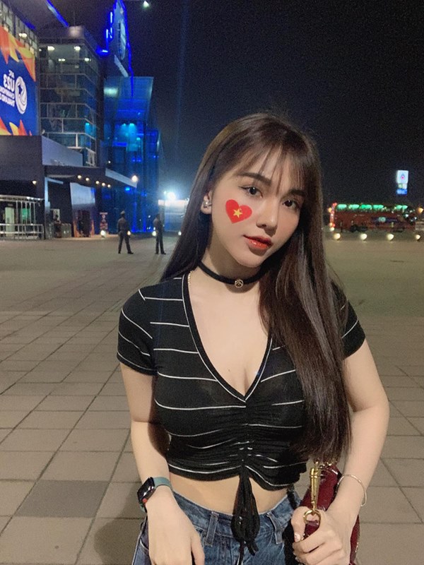 Bạn gái Hoàng Đức chiếm spotlight với góc nghiêng thần thánh khi sang Thái Lan cổ vũ U23 Việt Nam đấu U23 Jordan-3