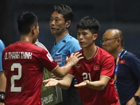 Bùi Tiến Dũng dùng chân cứu thua cho U23 Việt Nam-1