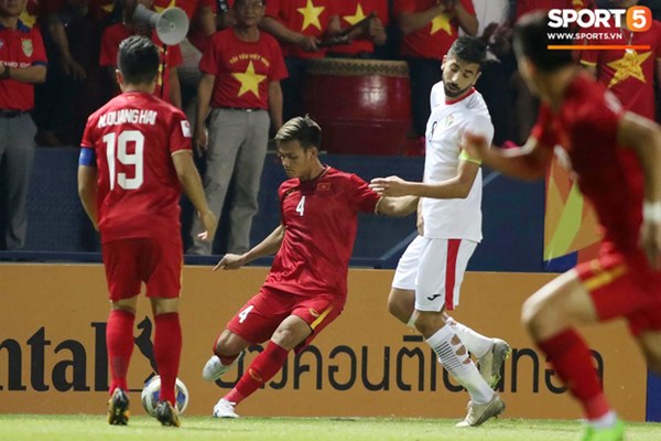 Góc giải mã: Tại sao cầu thủ U23 Jordan đi tất thủng lỗ chỗ đối đầu với Việt Nam?-2