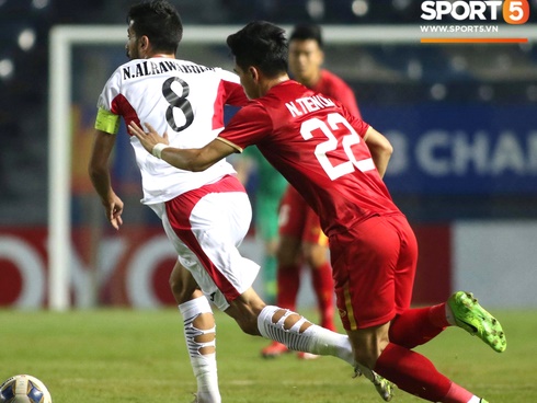 Bùi Tiến Dũng khiến các fan phát sốt với pha cản phá cực đẳng cấp, khiến cầu U23 Jordan ngẩn ngơ tiếc nuối-9