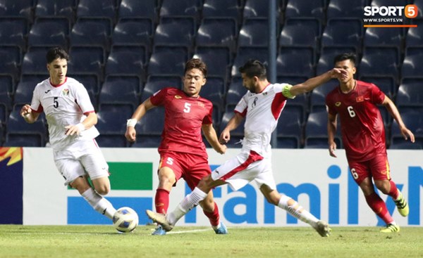 Bùi Tiến Dũng khiến các fan phát sốt với pha cản phá cực đẳng cấp, khiến cầu U23 Jordan ngẩn ngơ tiếc nuối-3