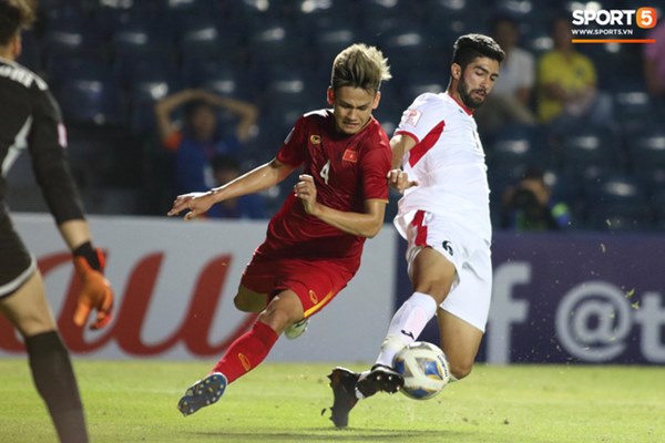 Bùi Tiến Dũng khiến các fan phát sốt với pha cản phá cực đẳng cấp, khiến cầu U23 Jordan ngẩn ngơ tiếc nuối-8
