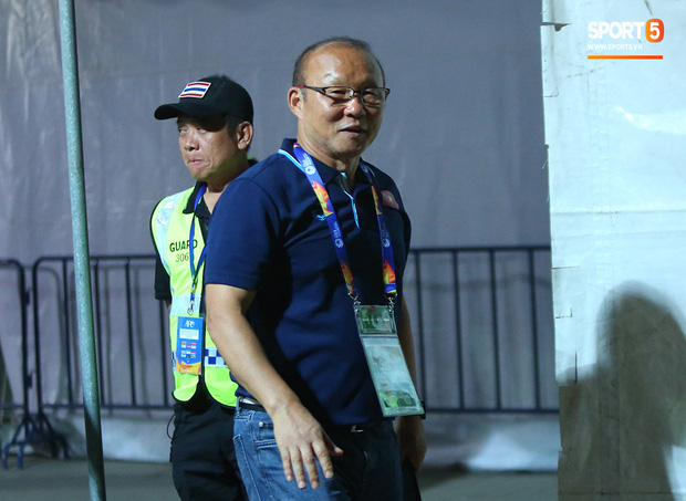 Bùi Tiến Dũng băng kín khuỷu tay, vui vẻ chào người hâm mộ sau trận hòa 0-0 với U23 Jordan-8