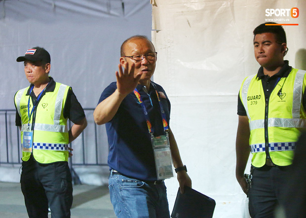 Bùi Tiến Dũng băng kín khuỷu tay, vui vẻ chào người hâm mộ sau trận hòa 0-0 với U23 Jordan-10