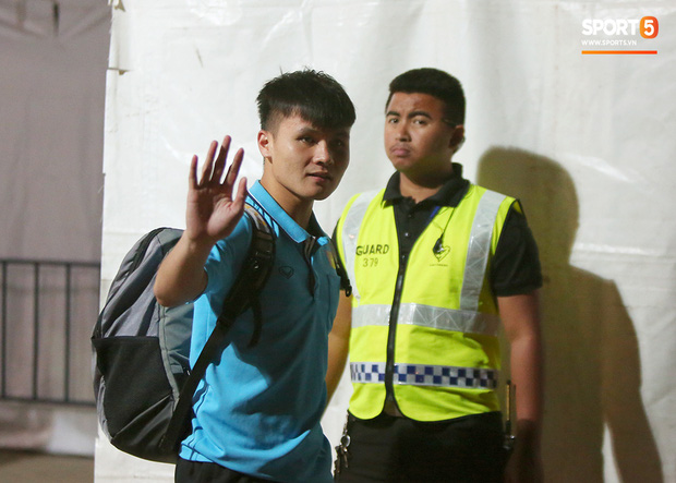 Bùi Tiến Dũng băng kín khuỷu tay, vui vẻ chào người hâm mộ sau trận hòa 0-0 với U23 Jordan-7