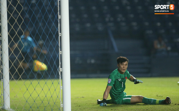 Bùi Tiến Dũng băng kín khuỷu tay, vui vẻ chào người hâm mộ sau trận hòa 0-0 với U23 Jordan-3