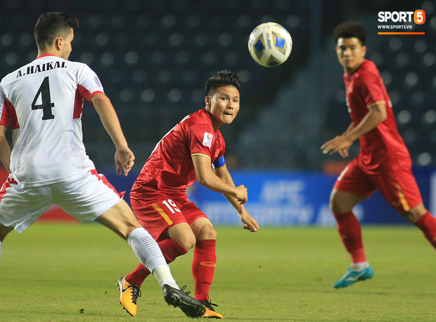 Bùi Tiến Dũng băng kín khuỷu tay, vui vẻ chào người hâm mộ sau trận hòa 0-0 với U23 Jordan-6