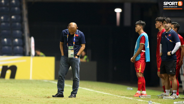 HLV Park Hang-seo chăm sóc từng học trò sau trận đấu kiệt sức với U23 Jordan-1