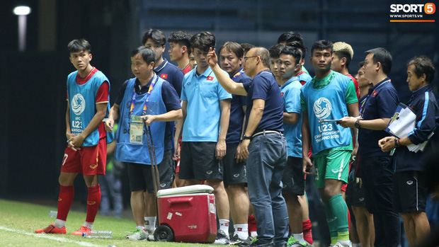HLV Park Hang-seo chăm sóc từng học trò sau trận đấu kiệt sức với U23 Jordan-4