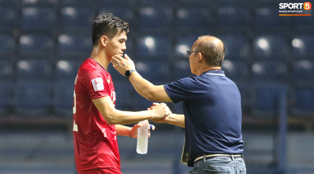HLV Park Hang-seo chăm sóc từng học trò sau trận đấu kiệt sức với U23 Jordan-5