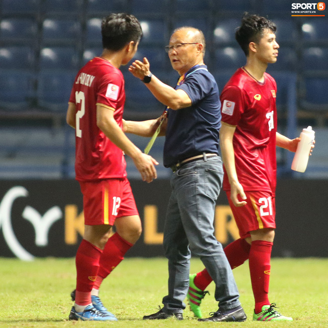HLV Park Hang-seo chăm sóc từng học trò sau trận đấu kiệt sức với U23 Jordan-13