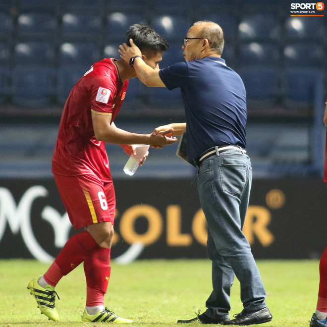 HLV Park Hang-seo chăm sóc từng học trò sau trận đấu kiệt sức với U23 Jordan-12