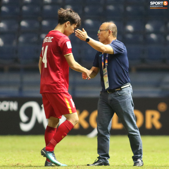 HLV Park Hang-seo chăm sóc từng học trò sau trận đấu kiệt sức với U23 Jordan-11
