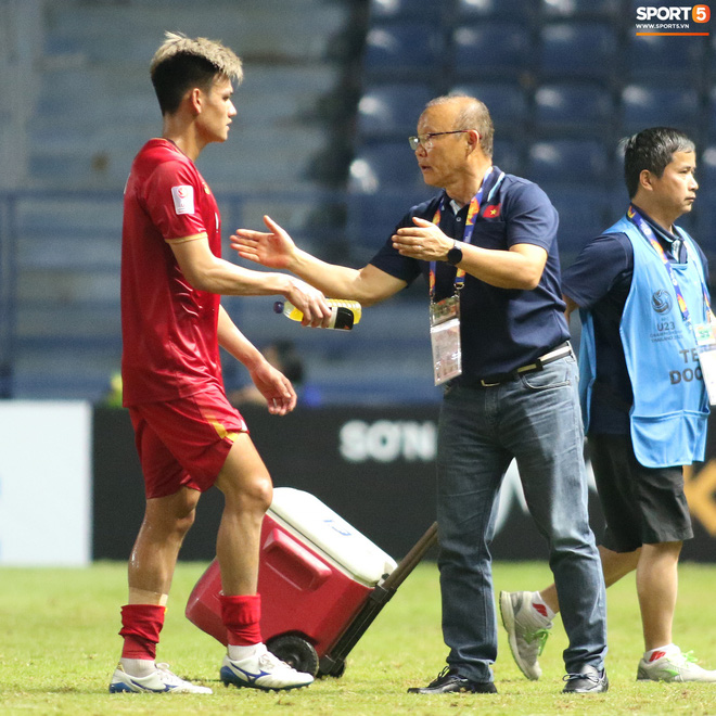 HLV Park Hang-seo chăm sóc từng học trò sau trận đấu kiệt sức với U23 Jordan-9