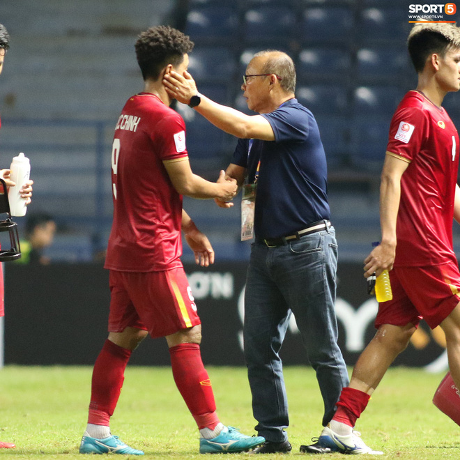 HLV Park Hang-seo chăm sóc từng học trò sau trận đấu kiệt sức với U23 Jordan-8
