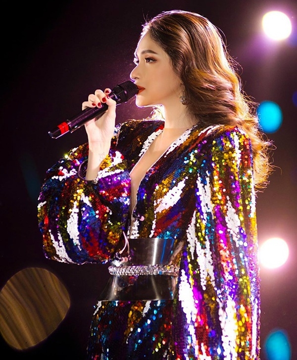 Hương Giang thích diện đồ ánh kim, khoe đường cong sexy lấn át HyunA-4